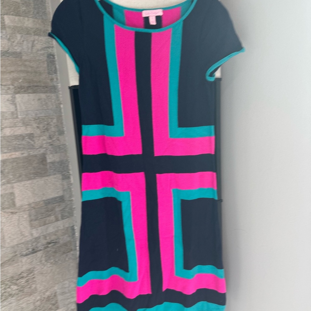 Lilly Pulitzer size small dress 

Stylish Pink and Teal Geometric Dress